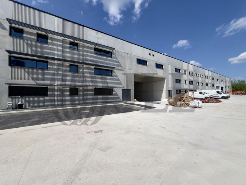 Location Local d'activités de 2600 m² Moissy-Cramayel Champs