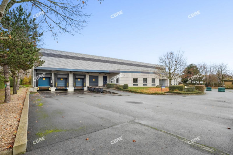 Autre : Parcelle: 4 770 m² environ . Accueil . Faux-plafonds . Chauffage par aérotherme gaz . Zone activité: 3T/m² . Mezzanine: 50
