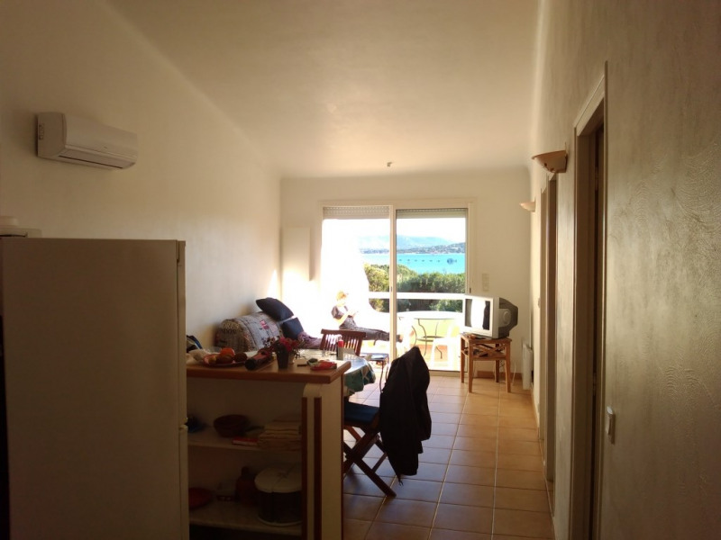 Séjour, cuisine vue sur la mer