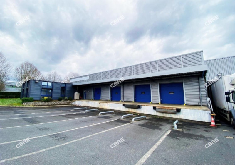 Location Local d'activités de 1531 m² Vert-Saint-Denis Centre Est