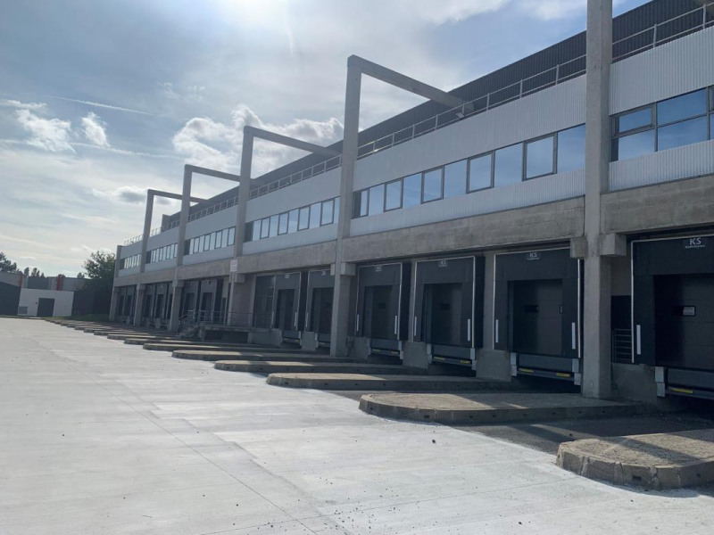 Autre : Surface RDC : 41131 m² Surface terrain : 0 Equipements entrepôts : Surface totale : 43 412 m² 3 cellules Bâtiment de class