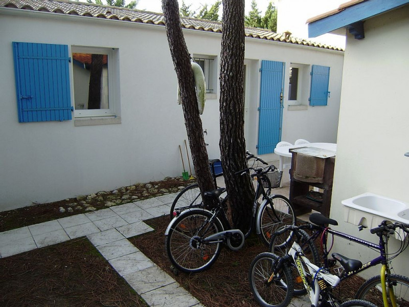 Arriére de la maison terrasse + barbecu