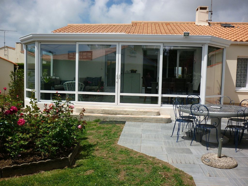 coté dos de la maison véranda cour fermée pour repas dehors
