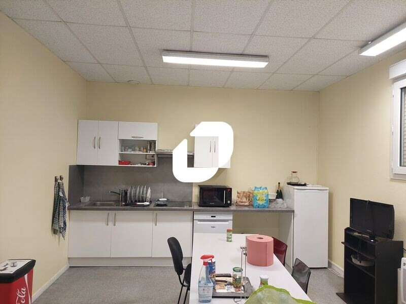 Location Local d'activités de 754 m² Magny-les-Hameaux Les Hameaux-La Croix Aux Buis-Chapelle