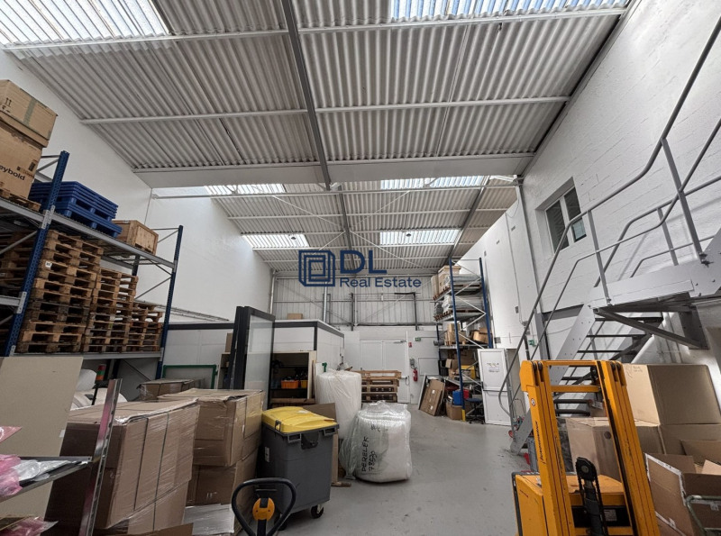 Location Local d'activités / Entrepôt Buc