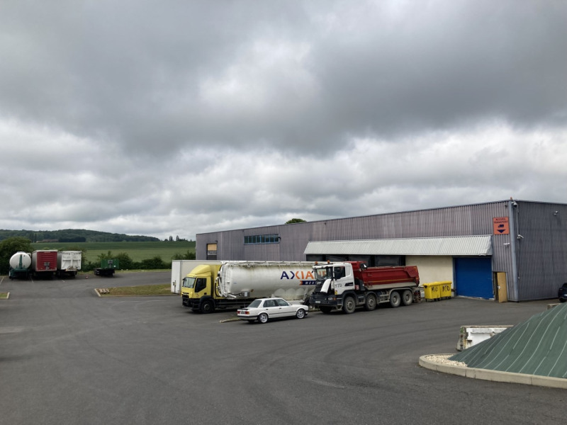 Autre : Site de qualité et entretenu Terrain de 14 557 m² Bardage simple peau Structure métallique 4 portes à quai 2 portes sectio