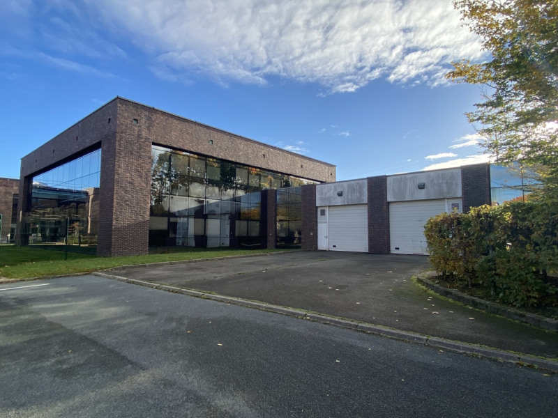 Autre : Dans la Zone du Pissaloup, parc sécurisé au sein d'un campus High-Tech 2 immeubles mixtes indépendants Activité : idéal pr