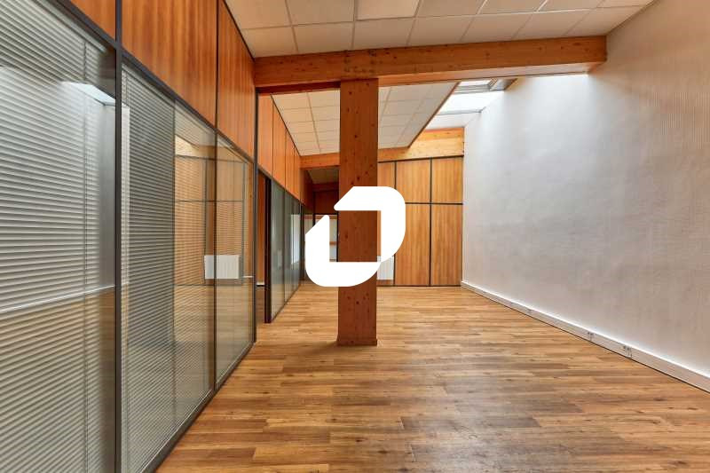 Location Bureau de 158 m² Linas