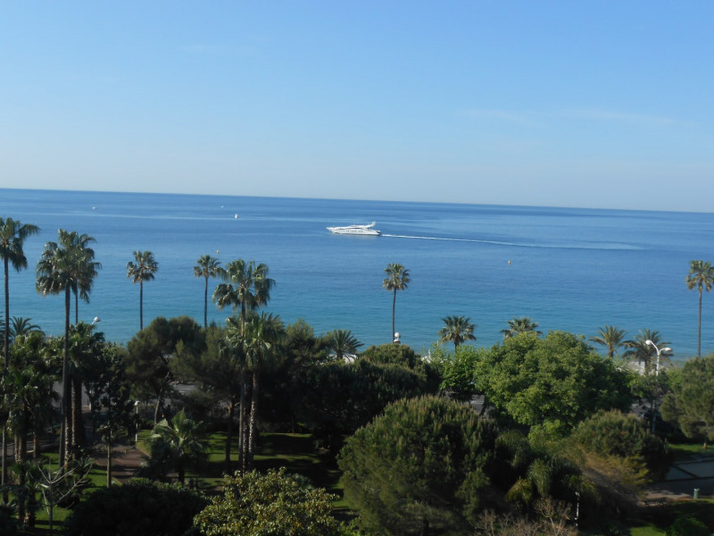 vue de la terrasse : la mer plein les yeux !