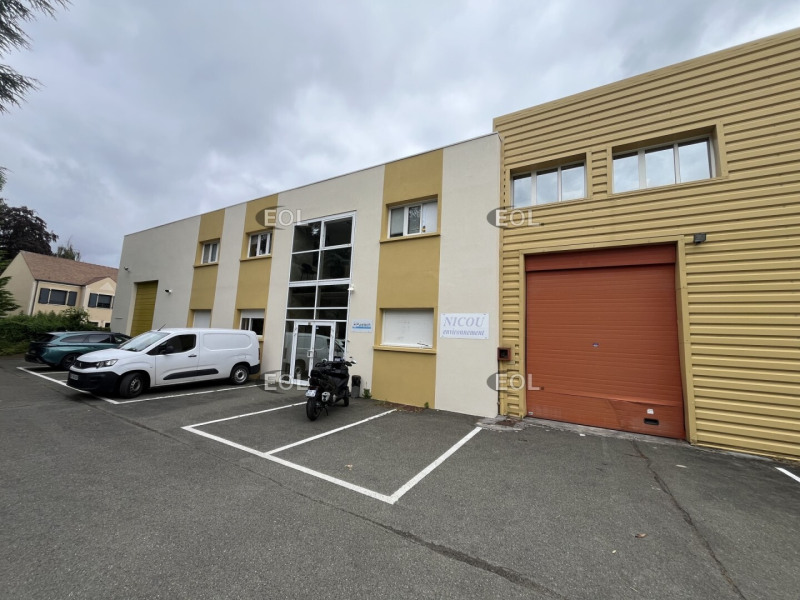Location Local d'activités de 754 m² Magny-les-Hameaux Les Hameaux-La Croix Aux Buis-Chapelle