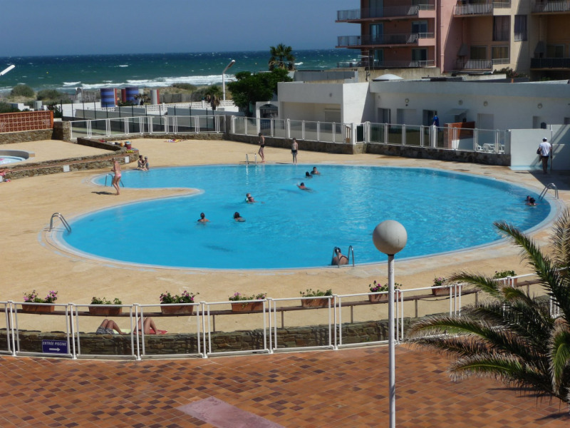 Derrière la piscine vous apercevez la mer