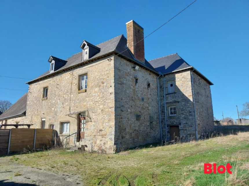 Castle for sale in Saint-M'Hervé