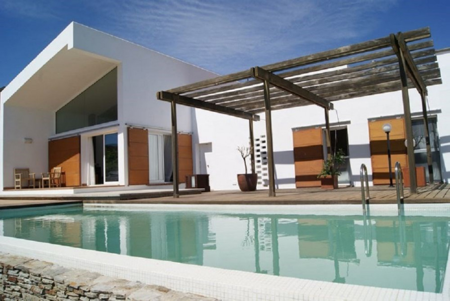 Villa moderne, très bien équipée et meublée d'une capacité pour 8/10 personnes, située dans un quartier calme entre L...