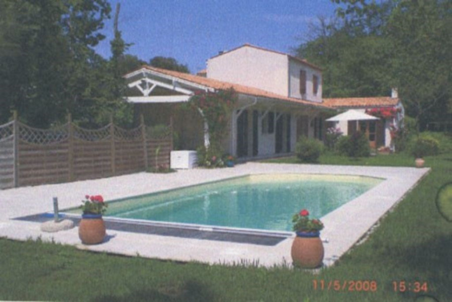 Piscine chauffée et sa grande plage