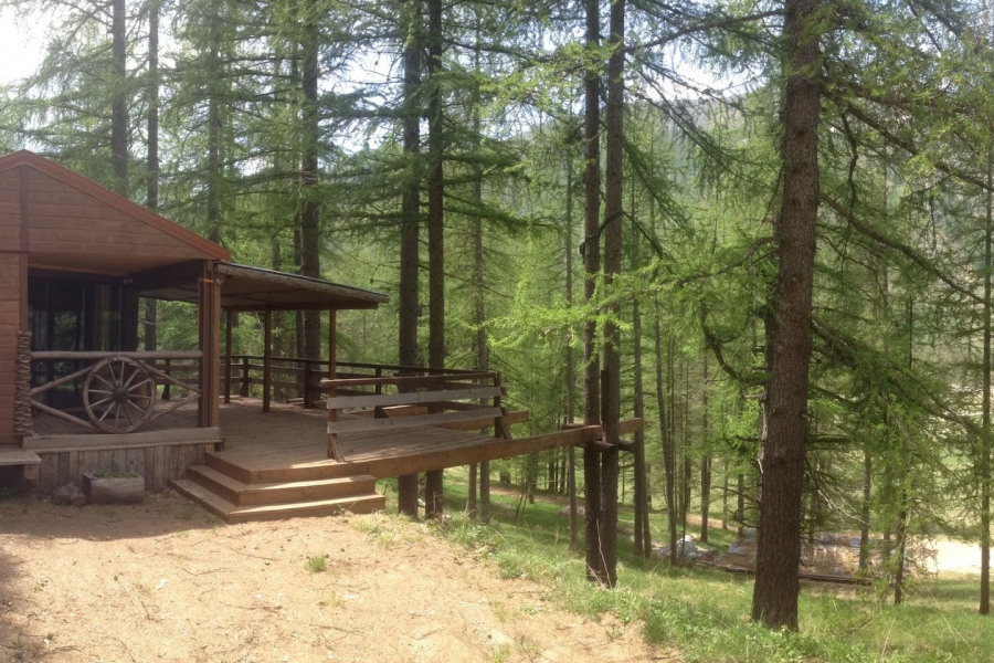 emplacement véhicule à coté du chalet