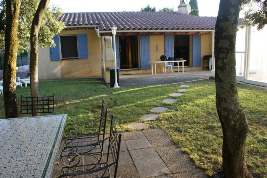 La maison avec ses 2 terrasses : la 1ère au solei...l