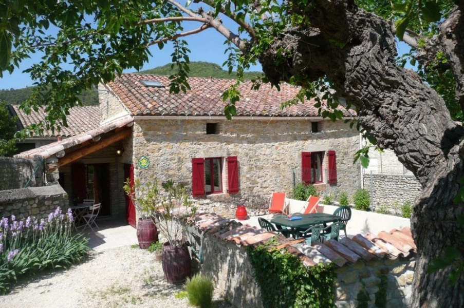 Ce très joli gîte de caractère vous accueille au cœur du joli village de St Sauveur de Cruzières, vous êtes à l'extrê...