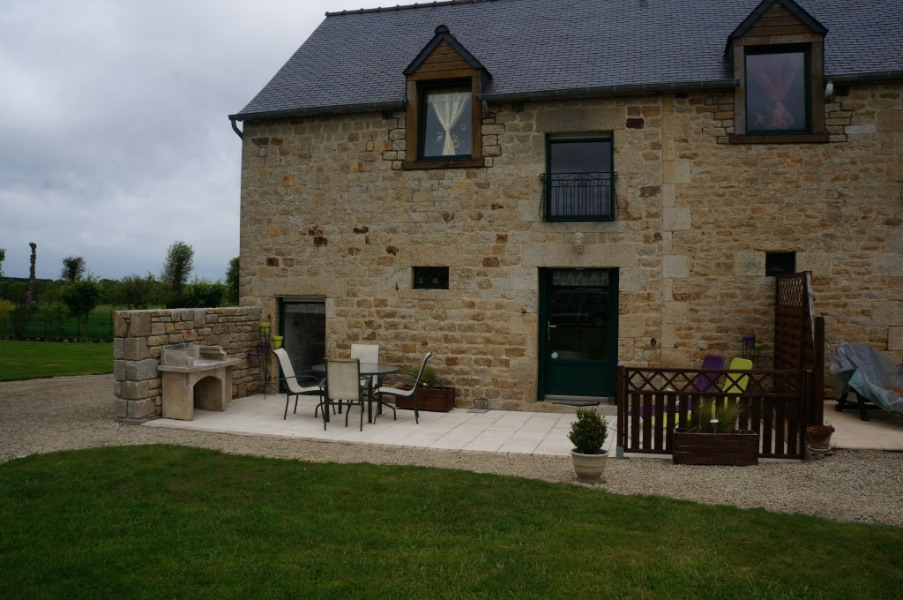 Le gîte et sa terrasse