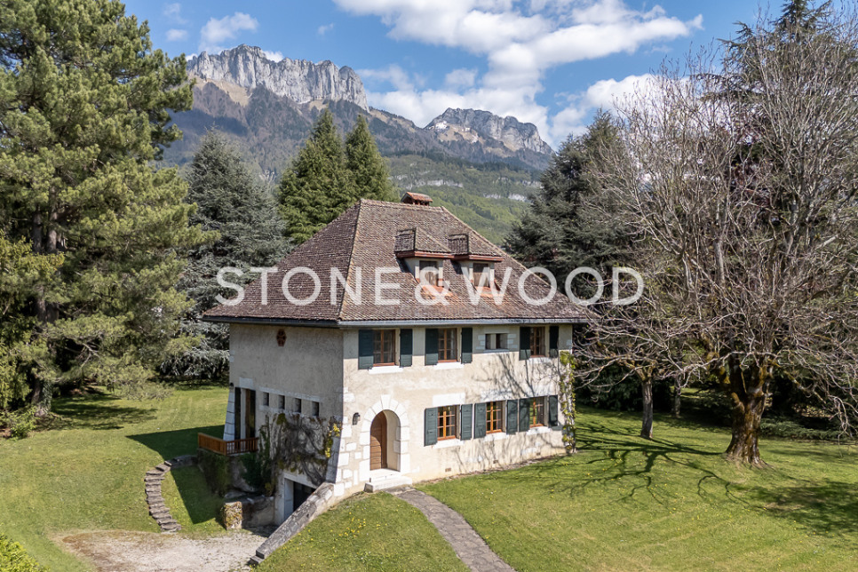 Luxury villa for sale in Menthon-Saint-Bernard